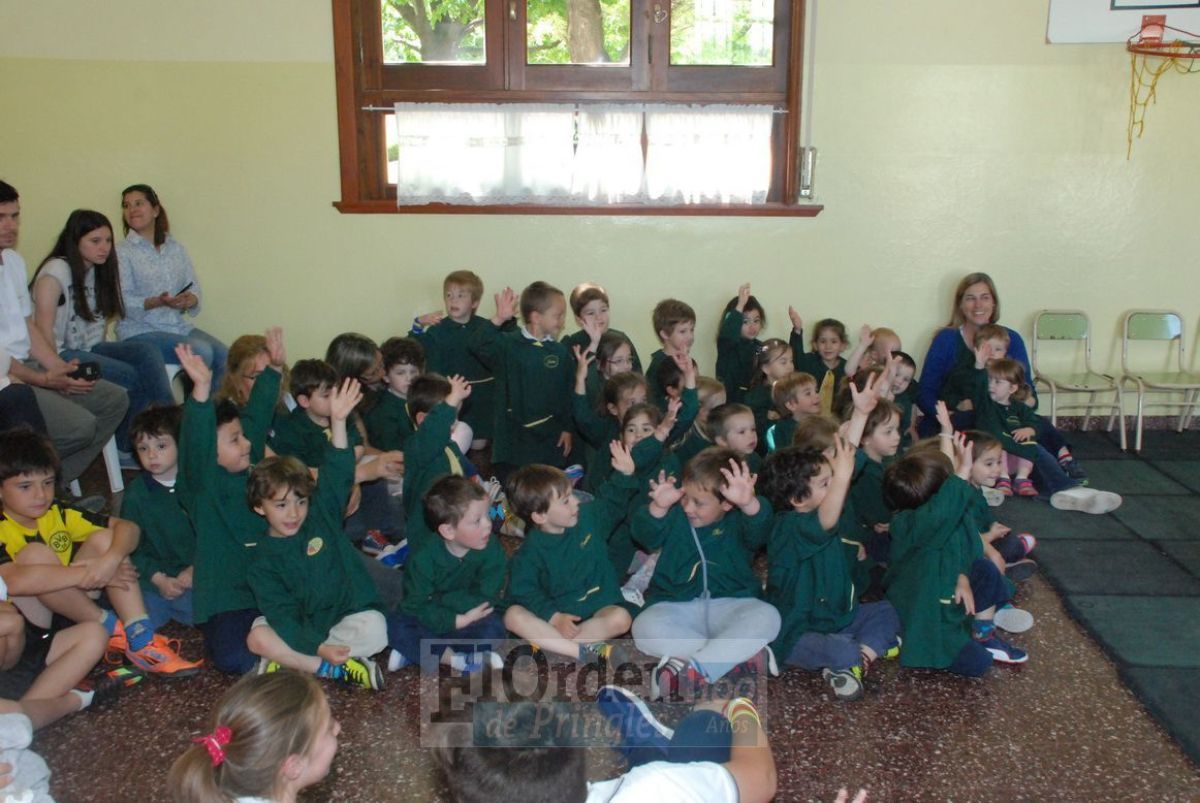 Jardineritos presentaron su remeritas de egresados