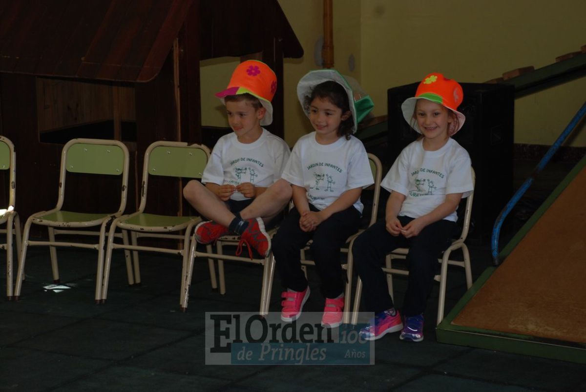 Jardineritos presentaron su remeritas de egresados