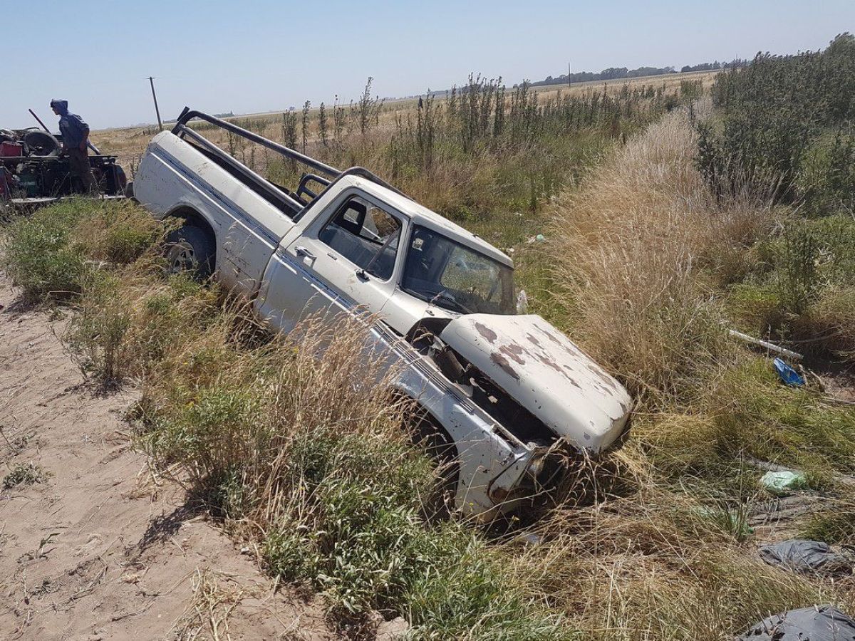 Una camioneta cae en una canaleta de Ruta 85