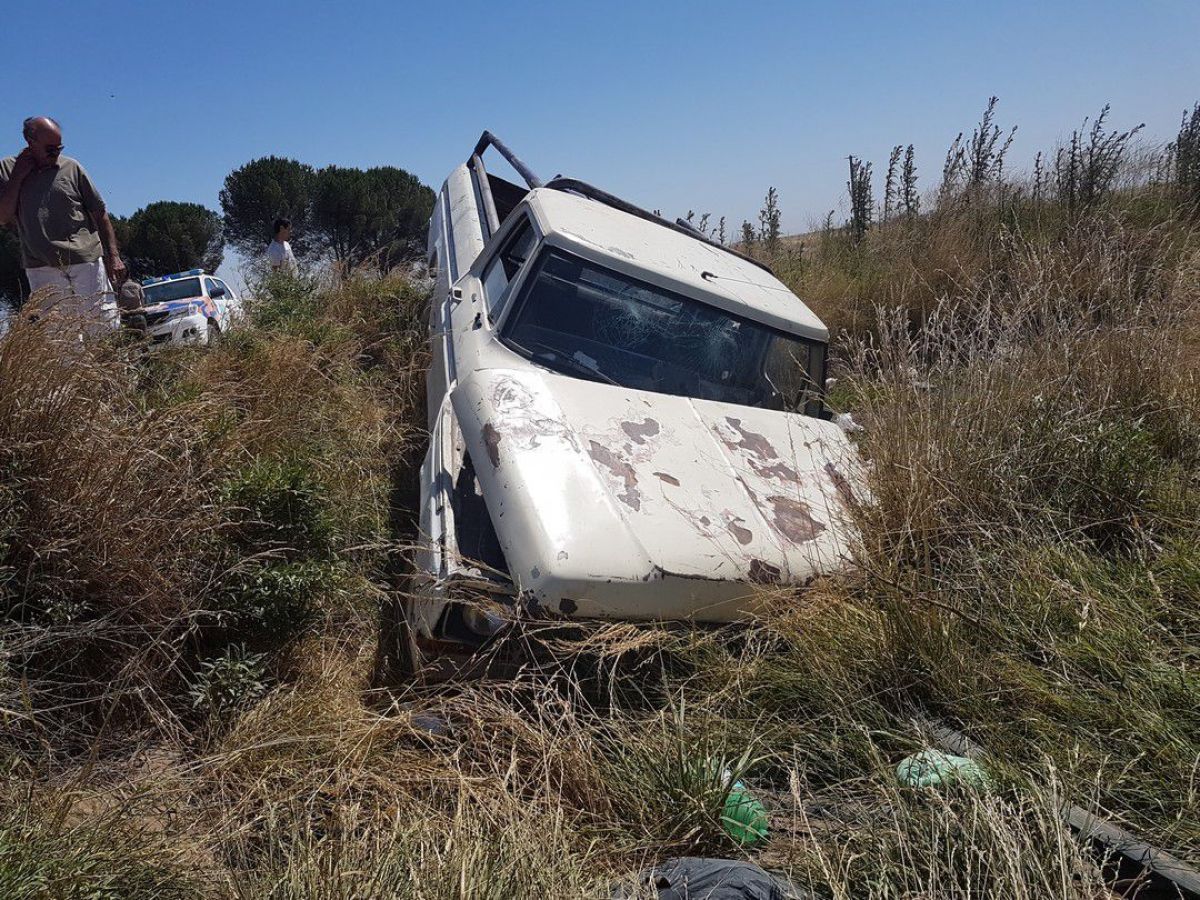 Una camioneta cae en una canaleta de Ruta 85