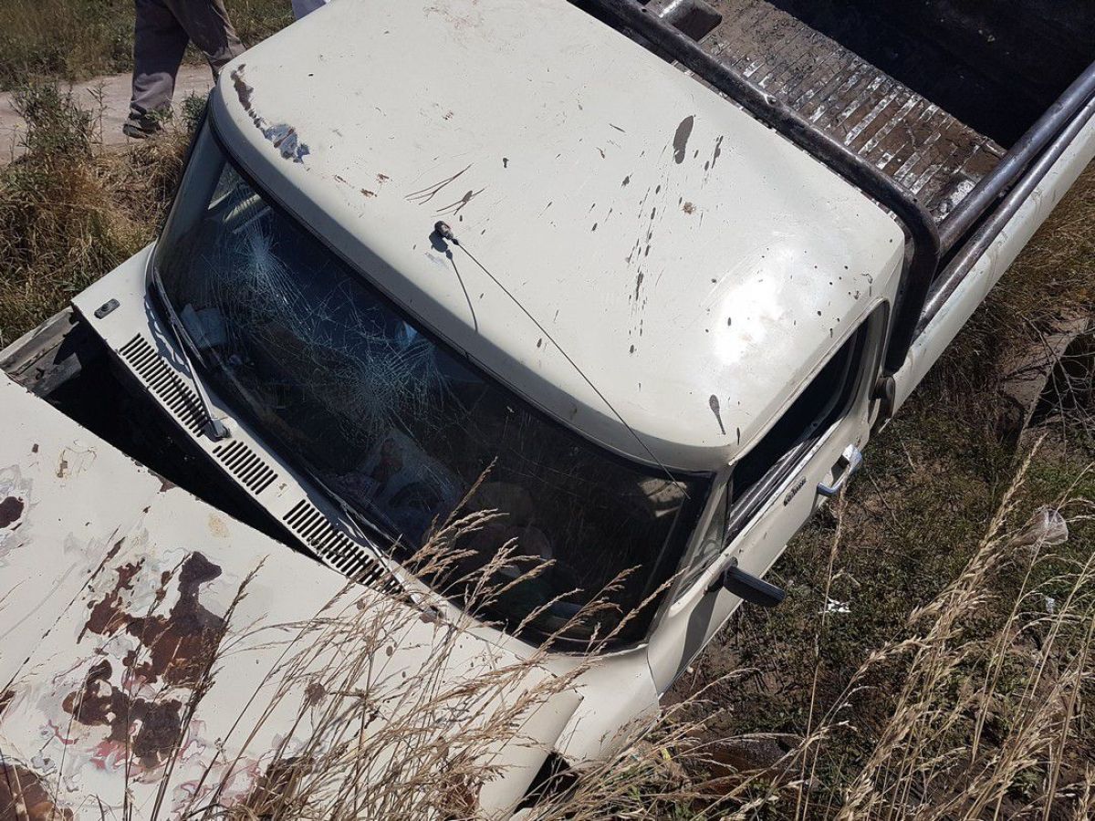Una camioneta cae en una canaleta de Ruta 85