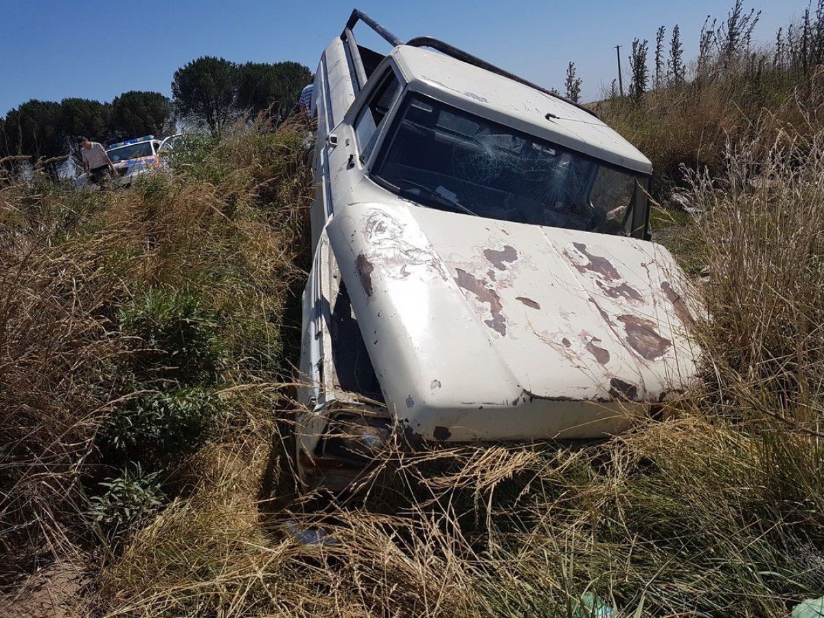 Una camioneta cae en una canaleta de Ruta 85