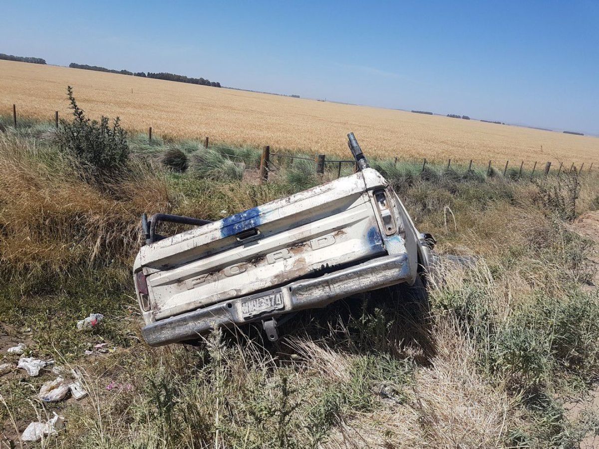 Una camioneta cae en una canaleta de Ruta 85