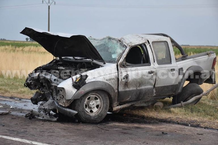 Cuatro personas murieron tras un choque entre un auto y una camioneta ...
