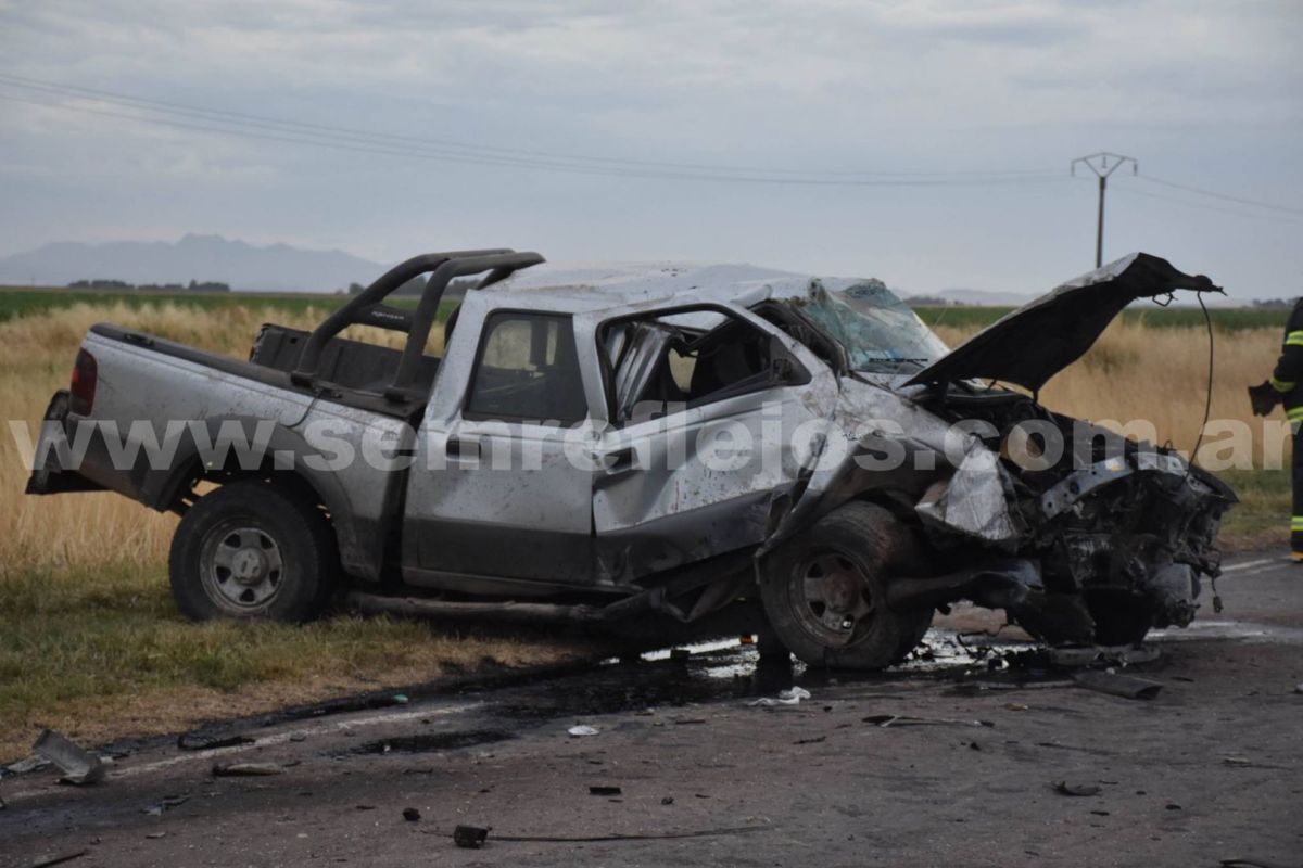 Cuatro personas murieron tras un choque entre un auto y una camioneta ...