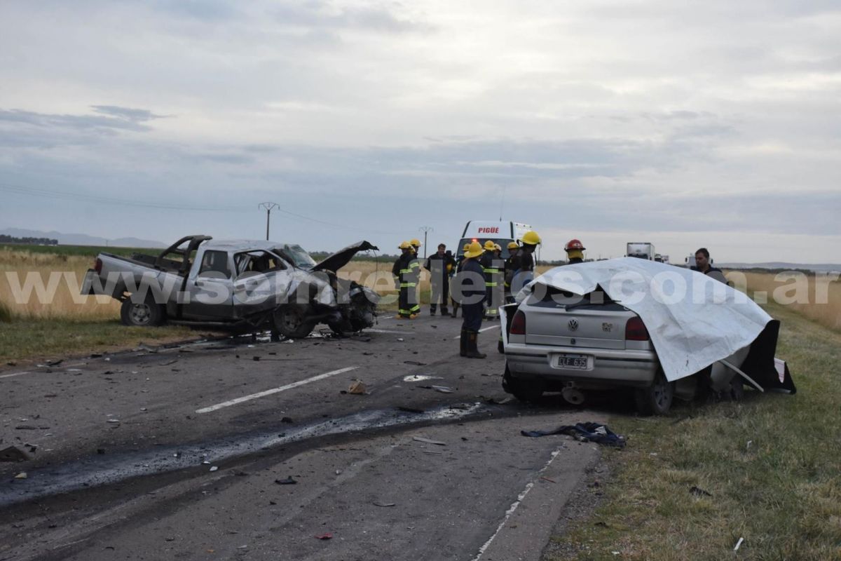 Cuatro personas murieron tras un choque entre un auto y una camioneta ...