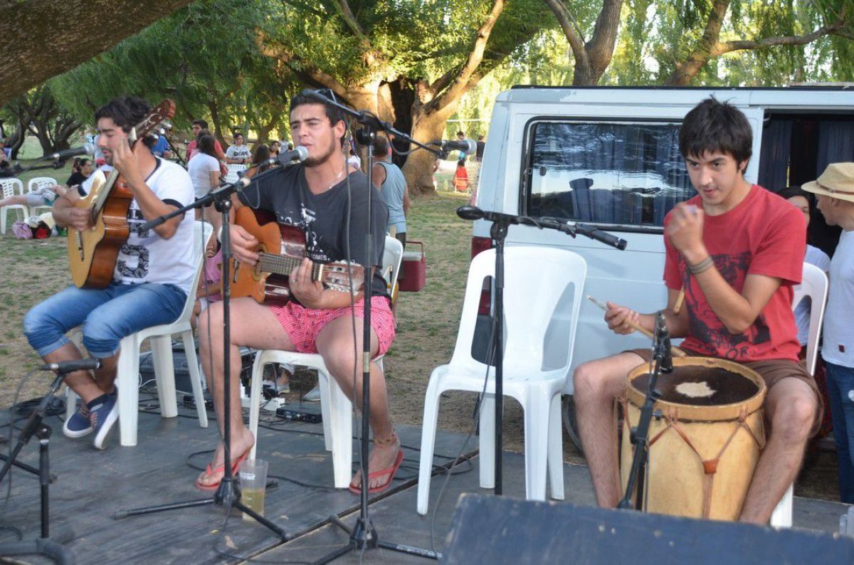 Ayer, cientos de personas,  disfrutaron del balneario