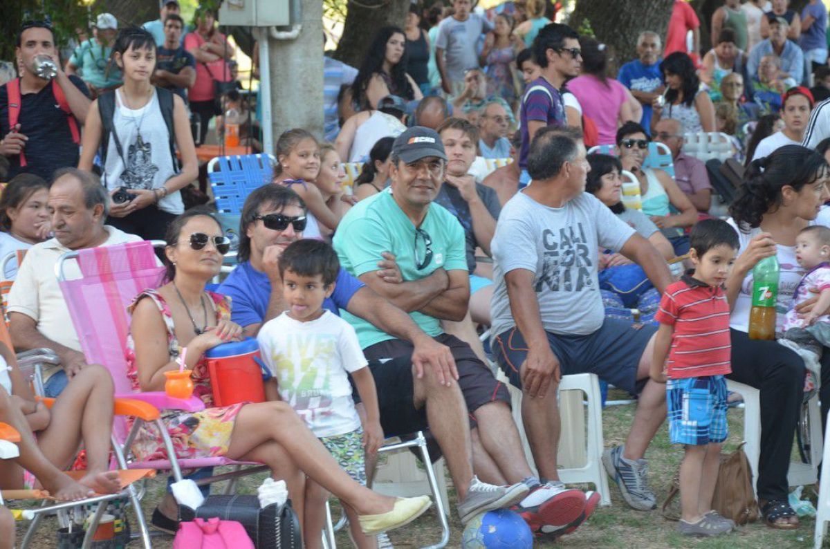 Ayer, cientos de personas,  disfrutaron del balneario