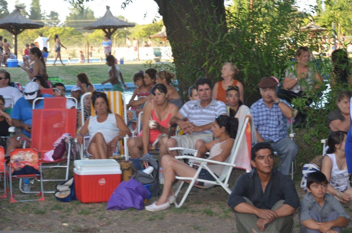 Ayer, cientos de personas,  disfrutaron del balneario