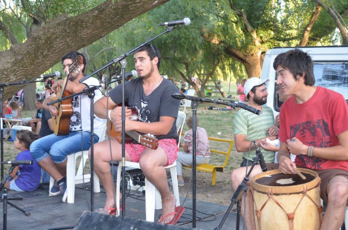 Ayer, cientos de personas,  disfrutaron del balneario