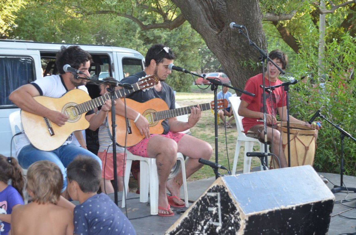 Ayer, cientos de personas,  disfrutaron del balneario