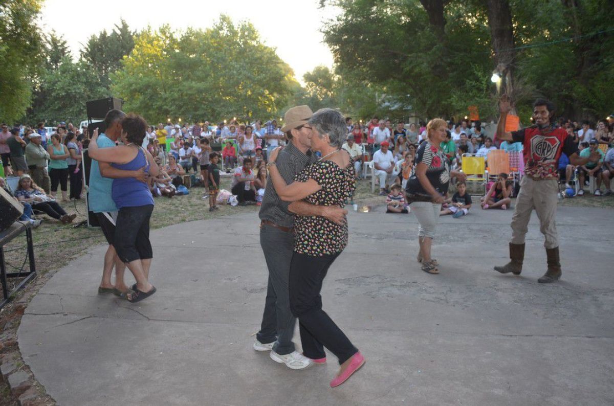 Ayer, cientos de personas,  disfrutaron del balneario