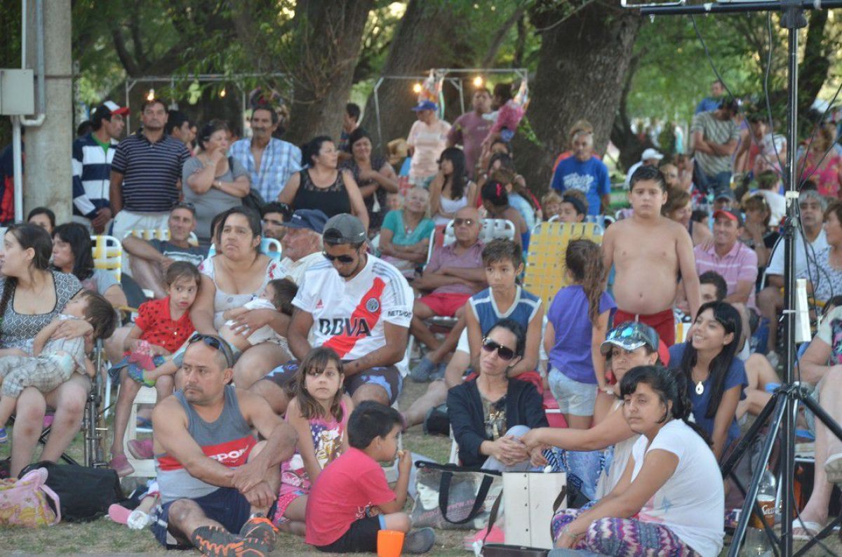 Ayer, cientos de personas,  disfrutaron del balneario