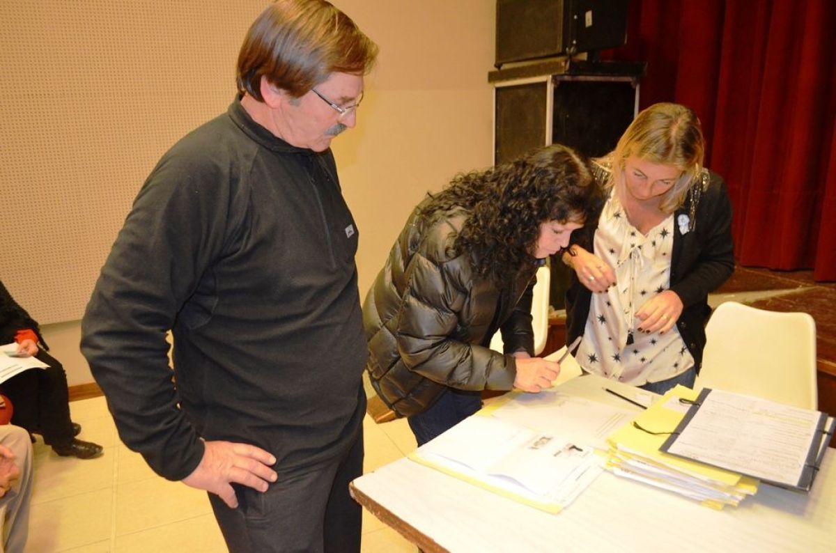 La Provincia entregó escrituras de viviendas a vecinos pringlenses