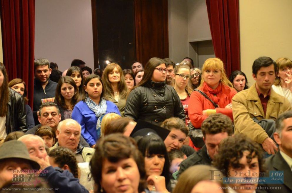 Emotivo acto de egresados 2017 del Plan Fines 2