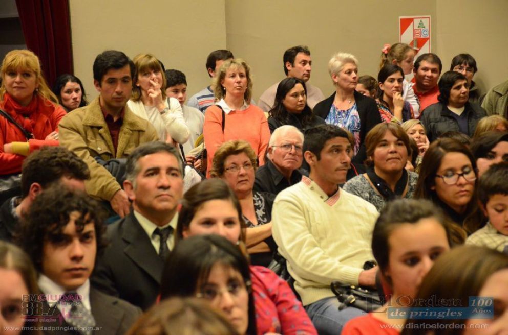 Emotivo acto de egresados 2017 del Plan Fines 2