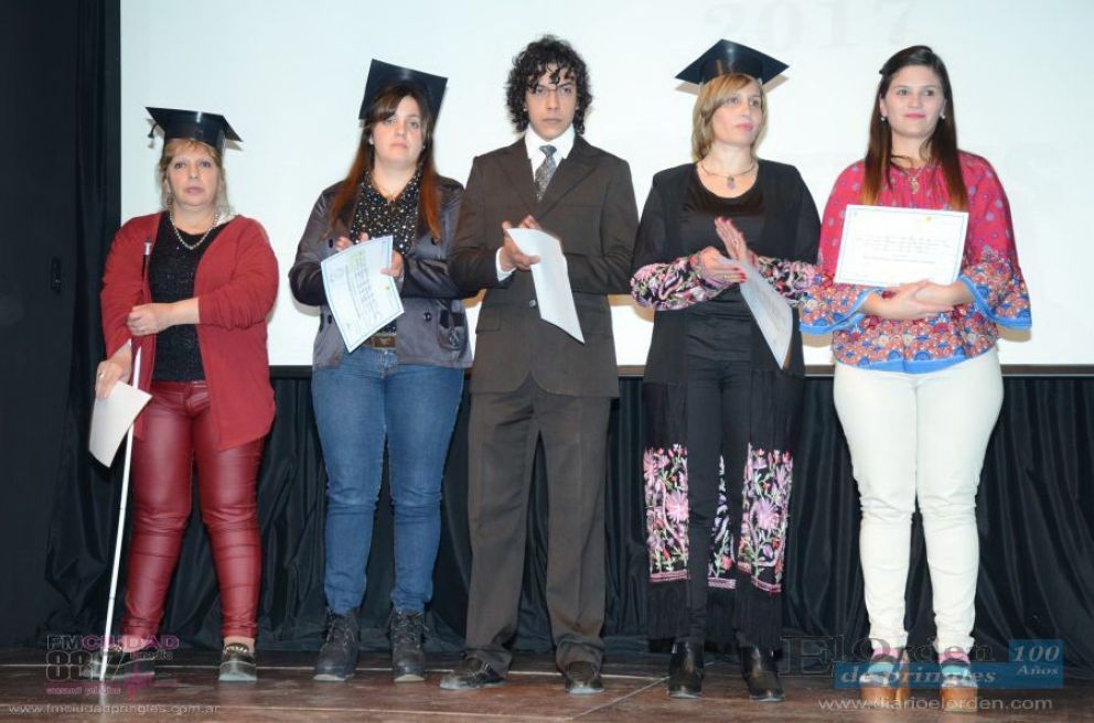 Emotivo acto de egresados 2017 del Plan Fines 2