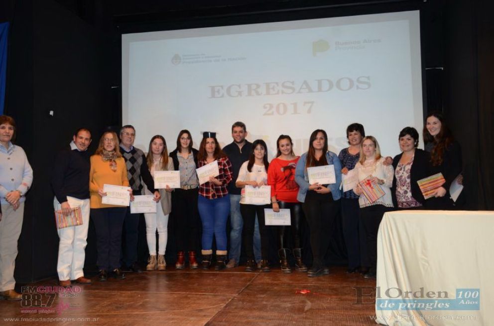 Emotivo acto de egresados 2017 del Plan Fines 2