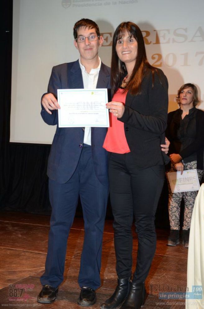 Emotivo acto de egresados 2017 del Plan Fines 2