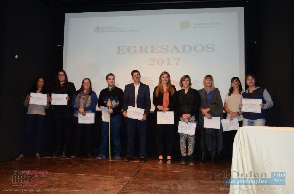 Emotivo acto de egresados 2017 del Plan Fines 2