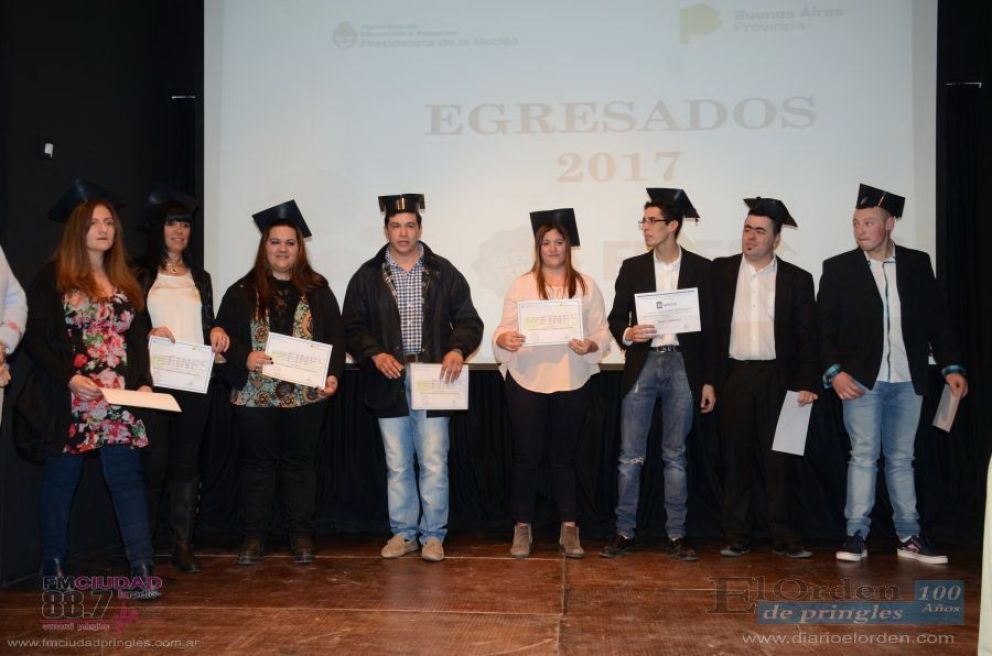 Emotivo acto de egresados 2017 del Plan Fines 2