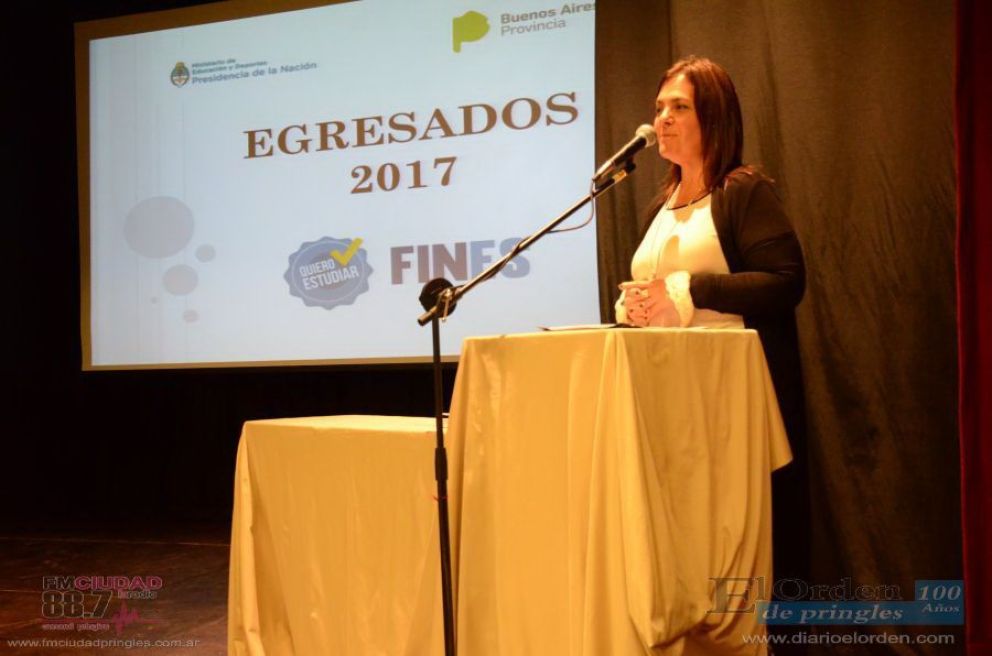 Emotivo acto de egresados 2017 del Plan Fines 2