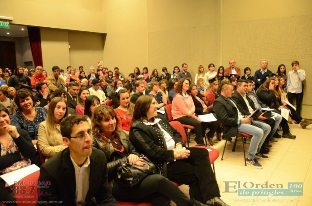 Emotivo acto de egresados 2017 del Plan Fines 2
