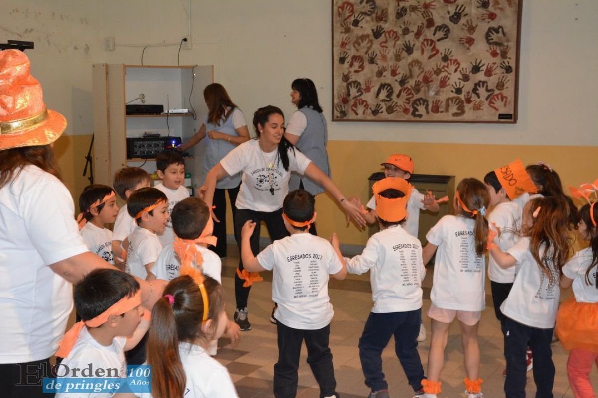 "Jardineritos" presentaron sus remeras de egresados