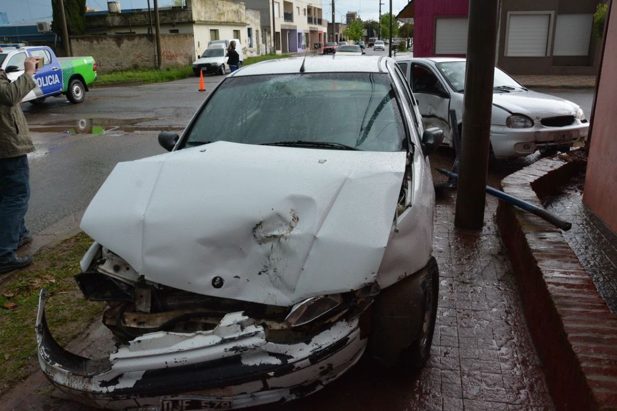 Dos autos chocaron y terminaron sobre la vereda