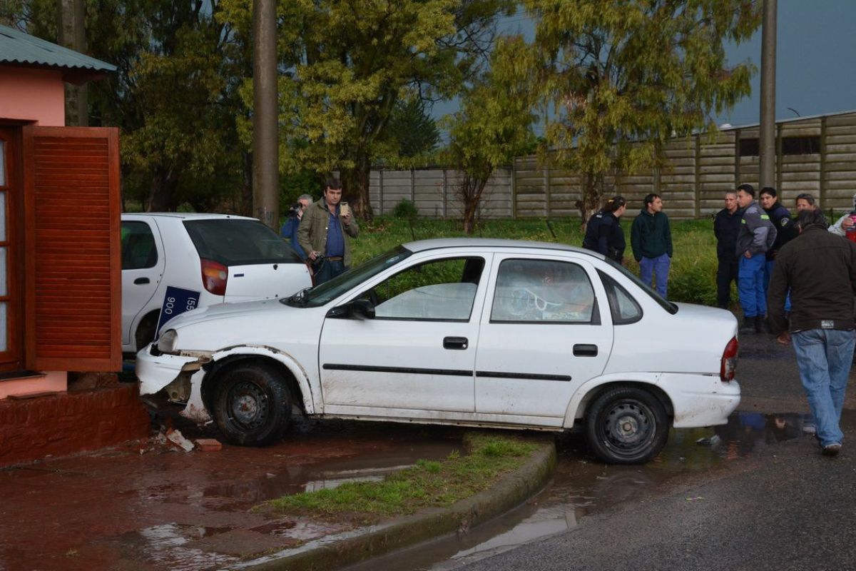 Dos autos chocaron y terminaron sobre la vereda