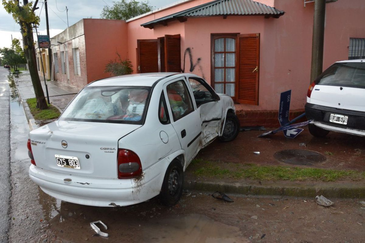 Dos autos chocaron y terminaron sobre la vereda