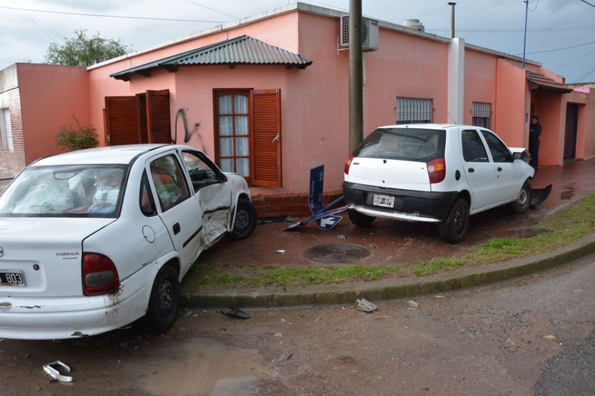 Dos autos chocaron y terminaron sobre la vereda