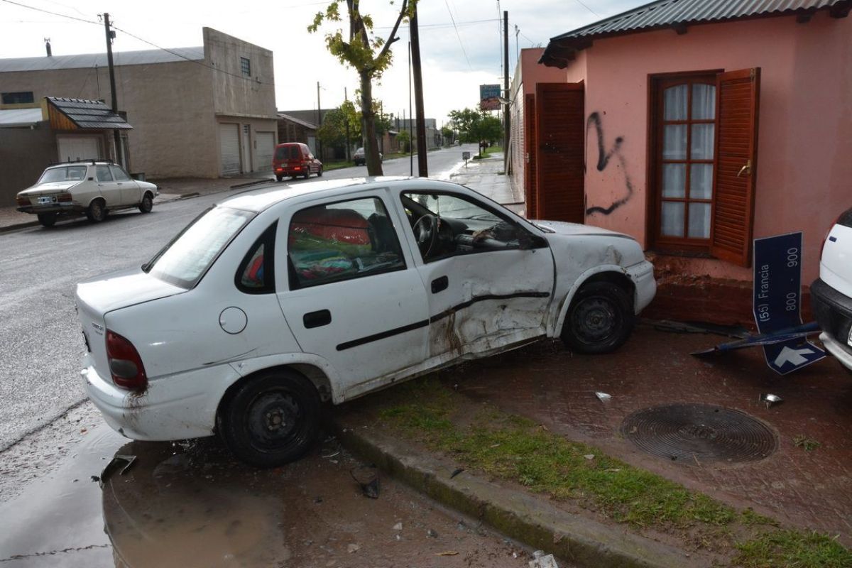 Dos autos chocaron y terminaron sobre la vereda