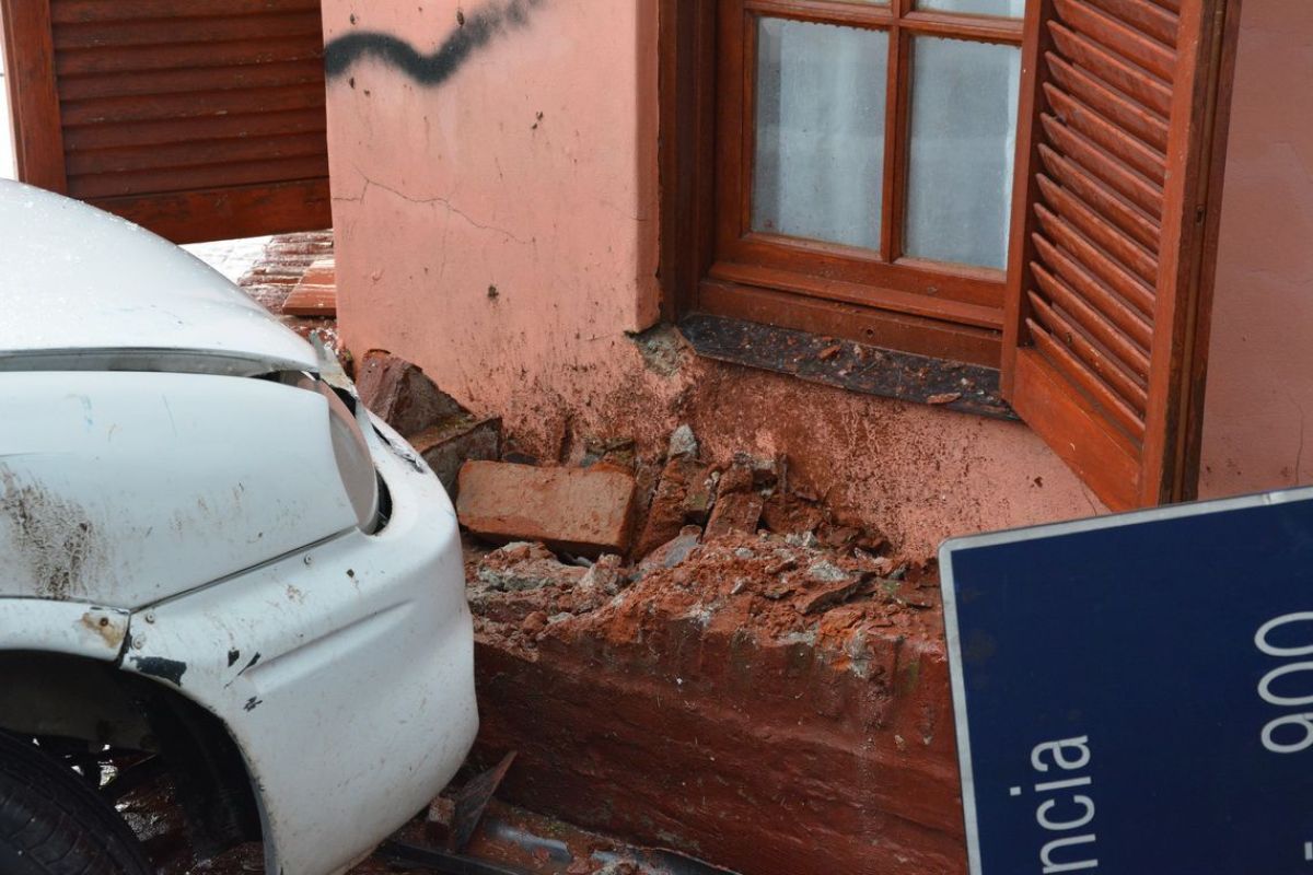 Dos autos chocaron y terminaron sobre la vereda