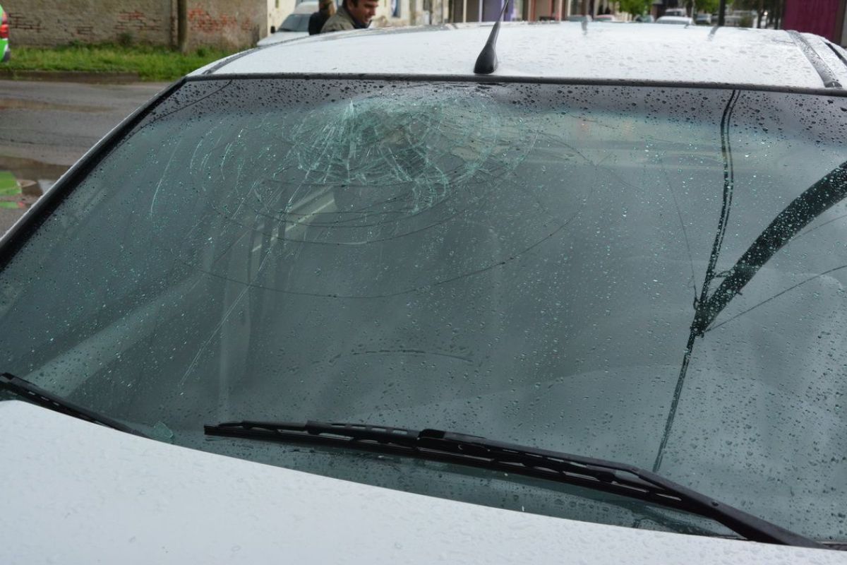 Dos autos chocaron y terminaron sobre la vereda