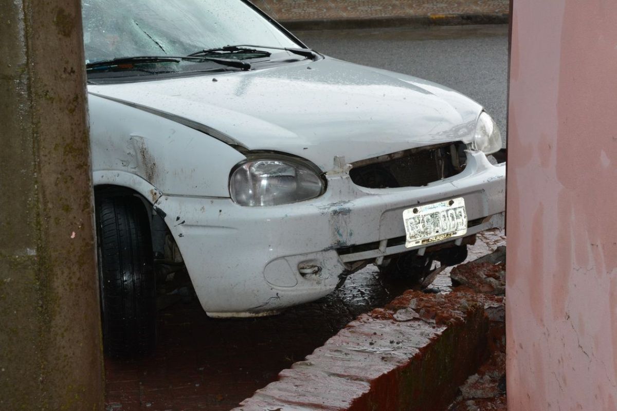 Dos autos chocaron y terminaron sobre la vereda
