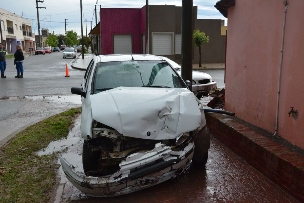 Dos autos chocaron y terminaron sobre la vereda