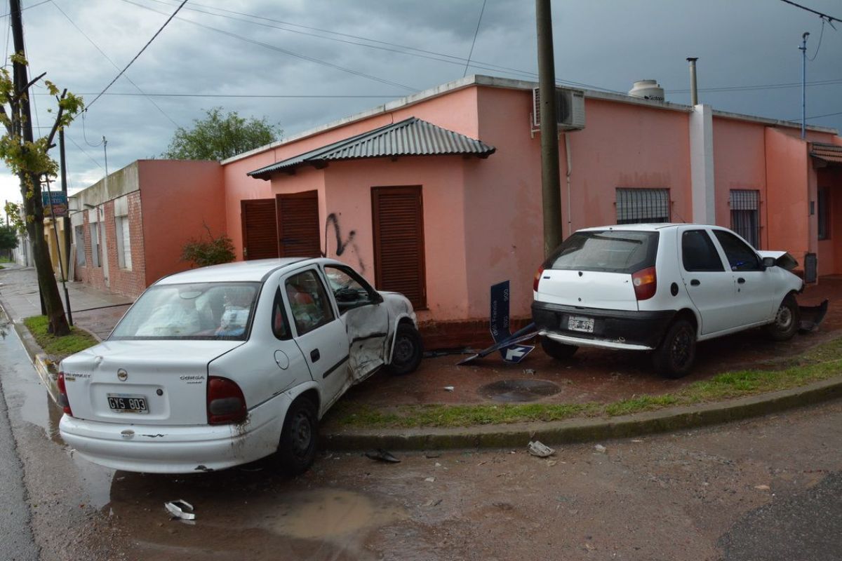 Dos autos chocaron y terminaron sobre la vereda