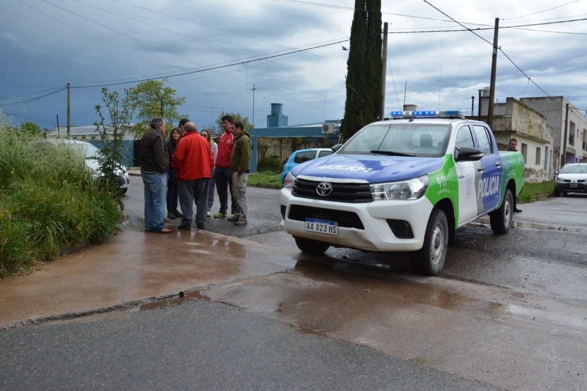 Dos autos chocaron y terminaron sobre la vereda