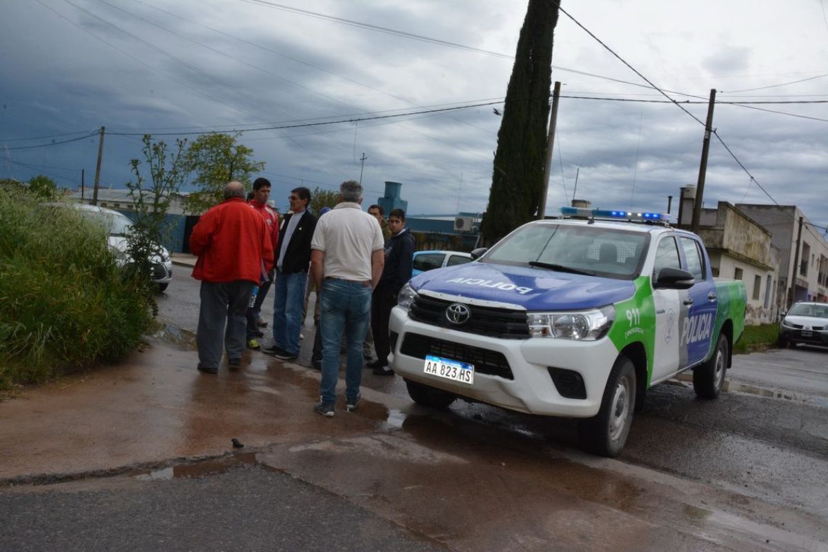 Dos autos chocaron y terminaron sobre la vereda