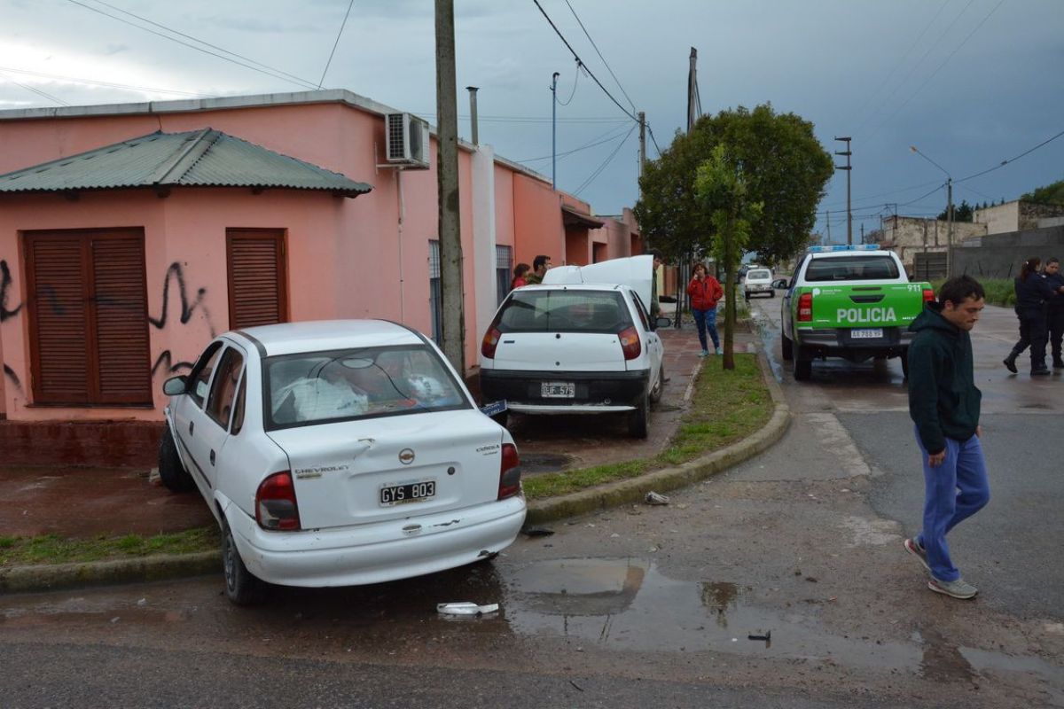 Dos autos chocaron y terminaron sobre la vereda