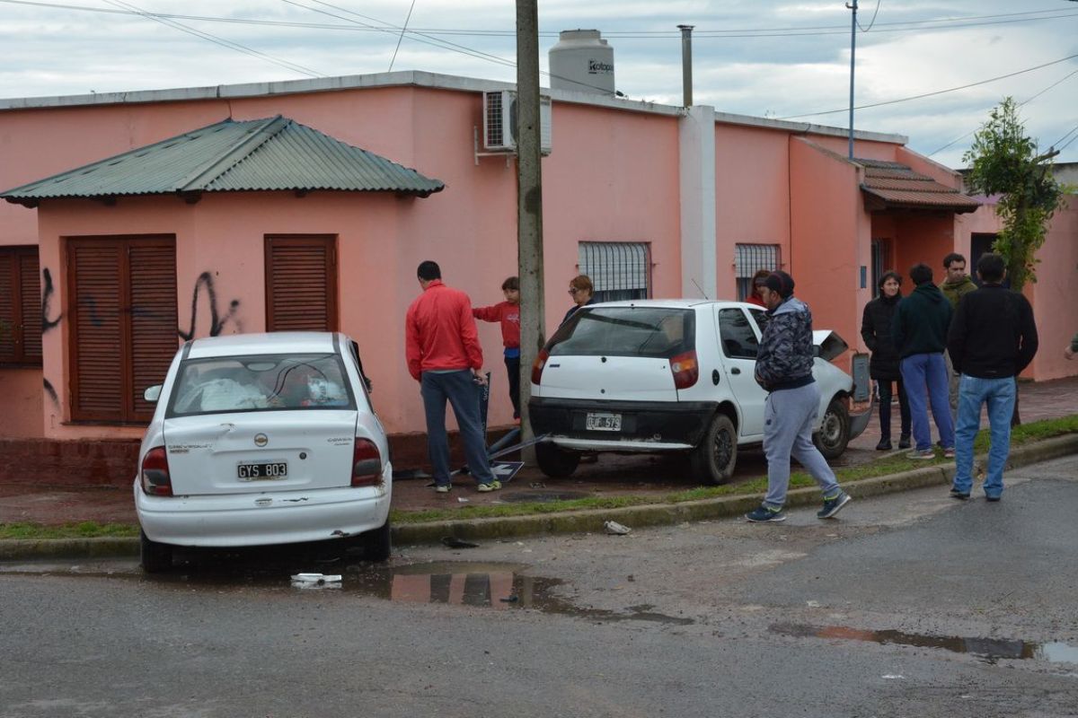 Dos autos chocaron y terminaron sobre la vereda