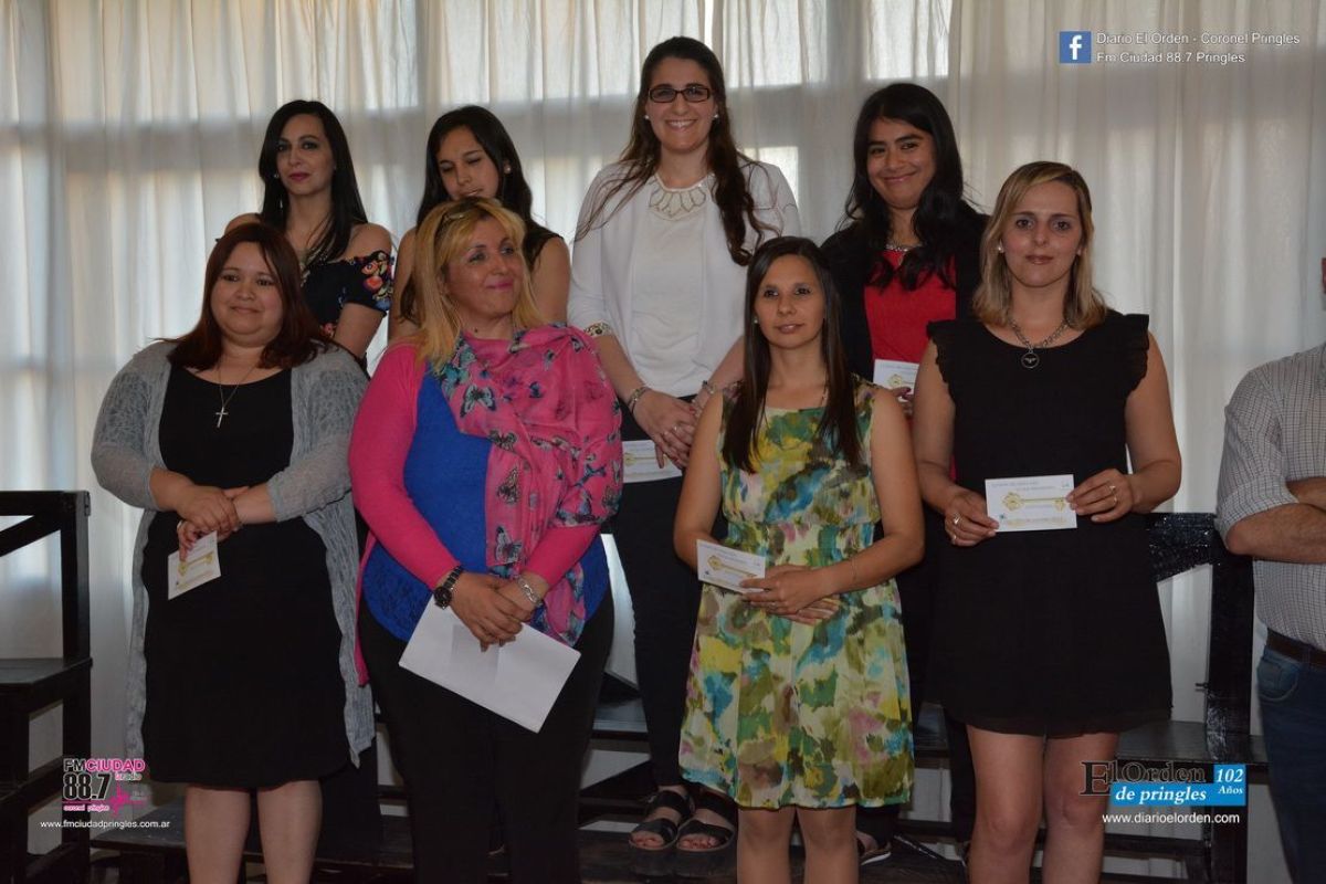 Emotiva entrega de diplomas a egresados de la institución | El Orden de ...