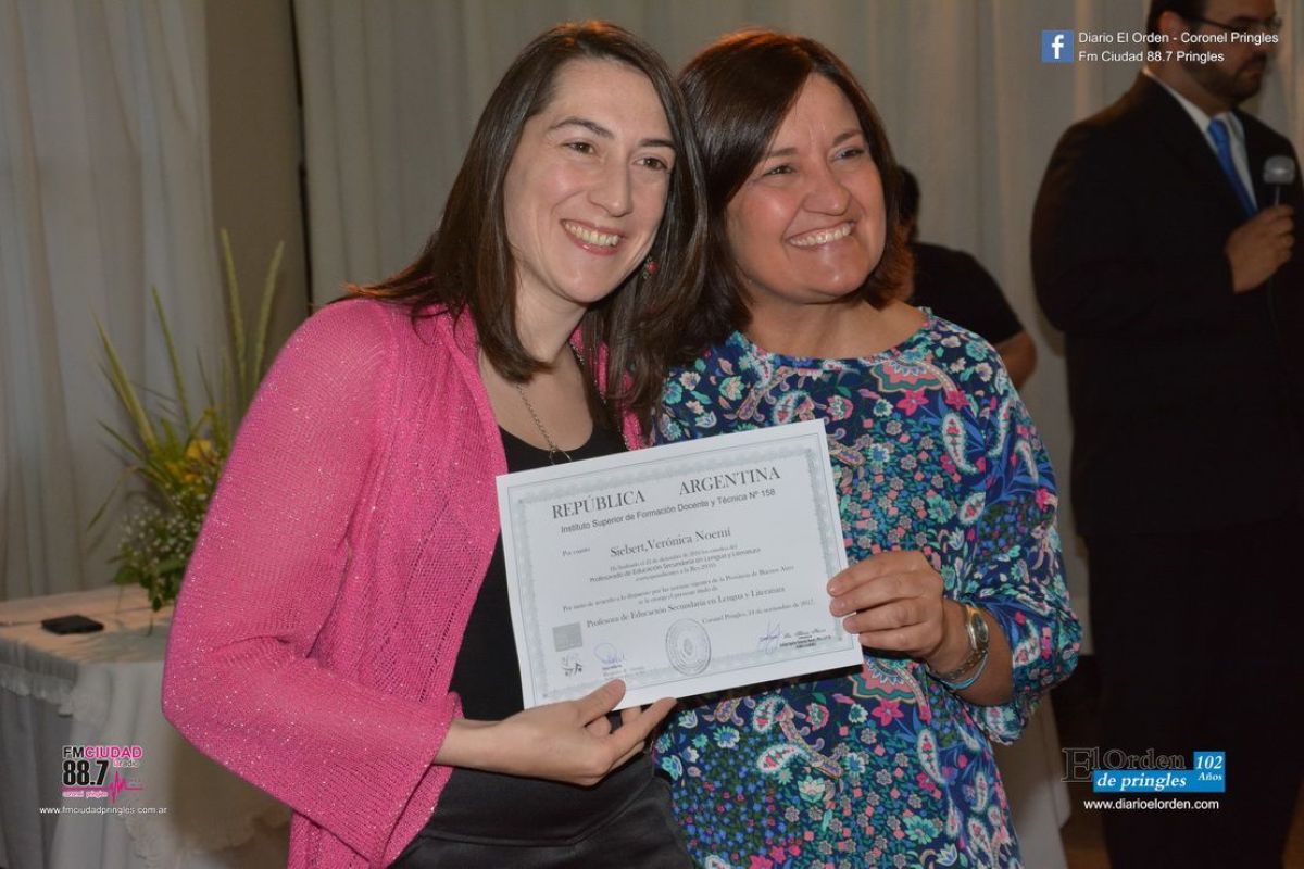 Emotiva entrega de diplomas a egresados de la institución | El Orden de ...