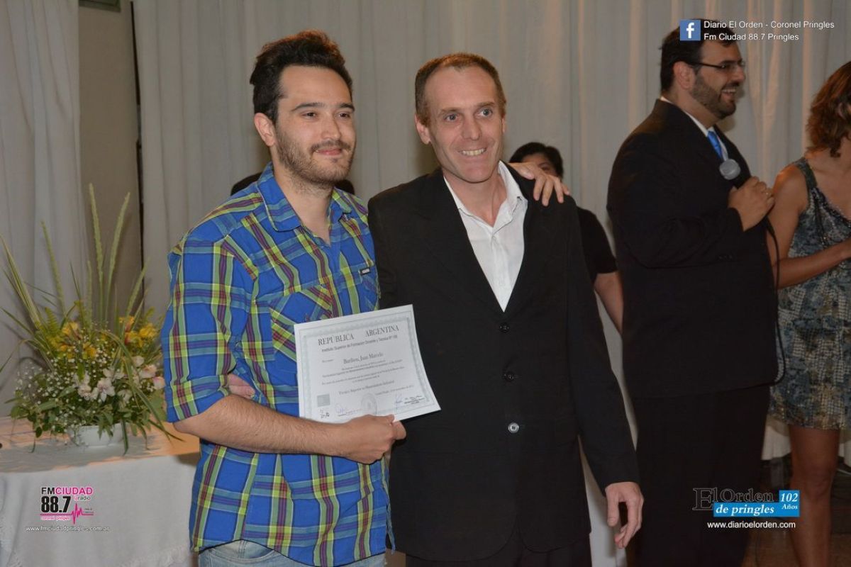 Emotiva entrega de diplomas a egresados de la institución | El Orden de ...