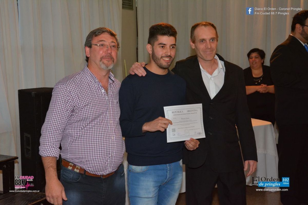 Emotiva entrega de diplomas a egresados de la institución | El Orden de ...