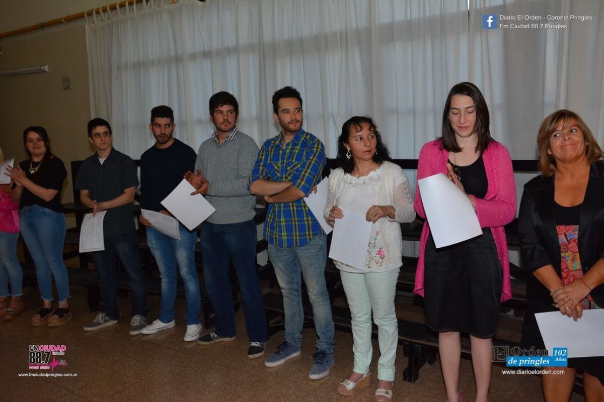 Emotiva entrega de diplomas a egresados de la institución | El Orden de ...