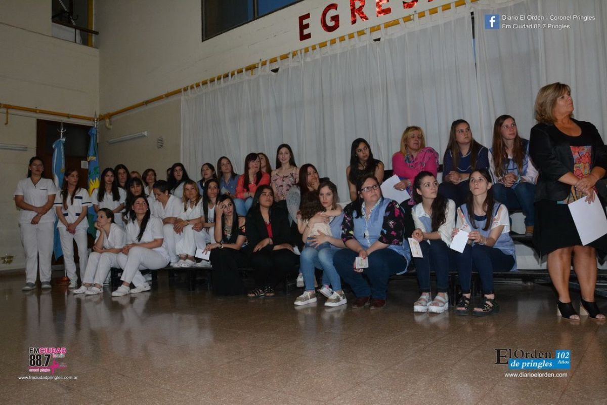 Emotiva entrega de diplomas a egresados de la institución | El Orden de ...