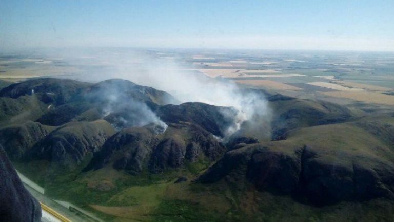 Un feroz incendio ya afectó a más de 500 hectáreas en la zona serrana