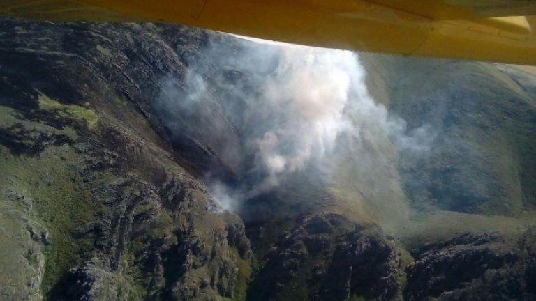 Un feroz incendio ya afectó a más de 500 hectáreas en la zona serrana